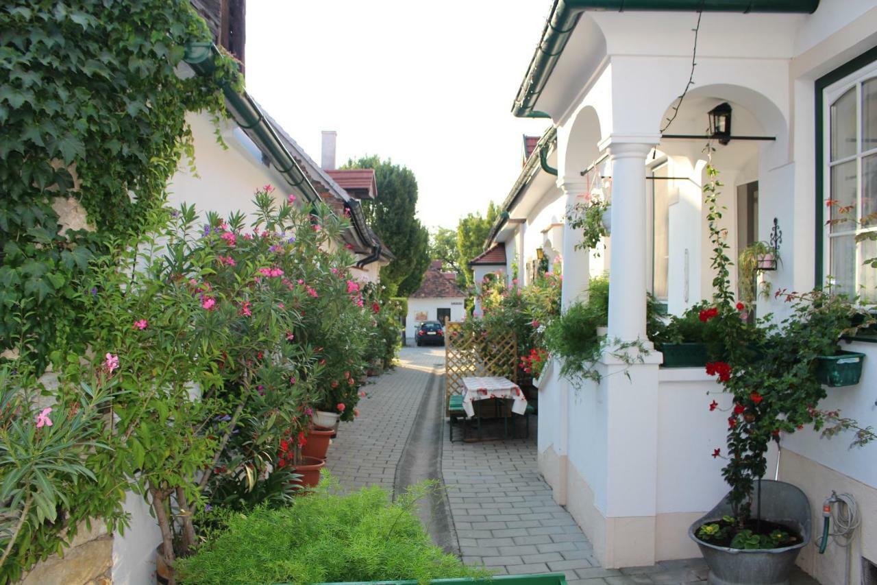 Appartement "Blumengassl" Mörbisch am See Eksteriør billede